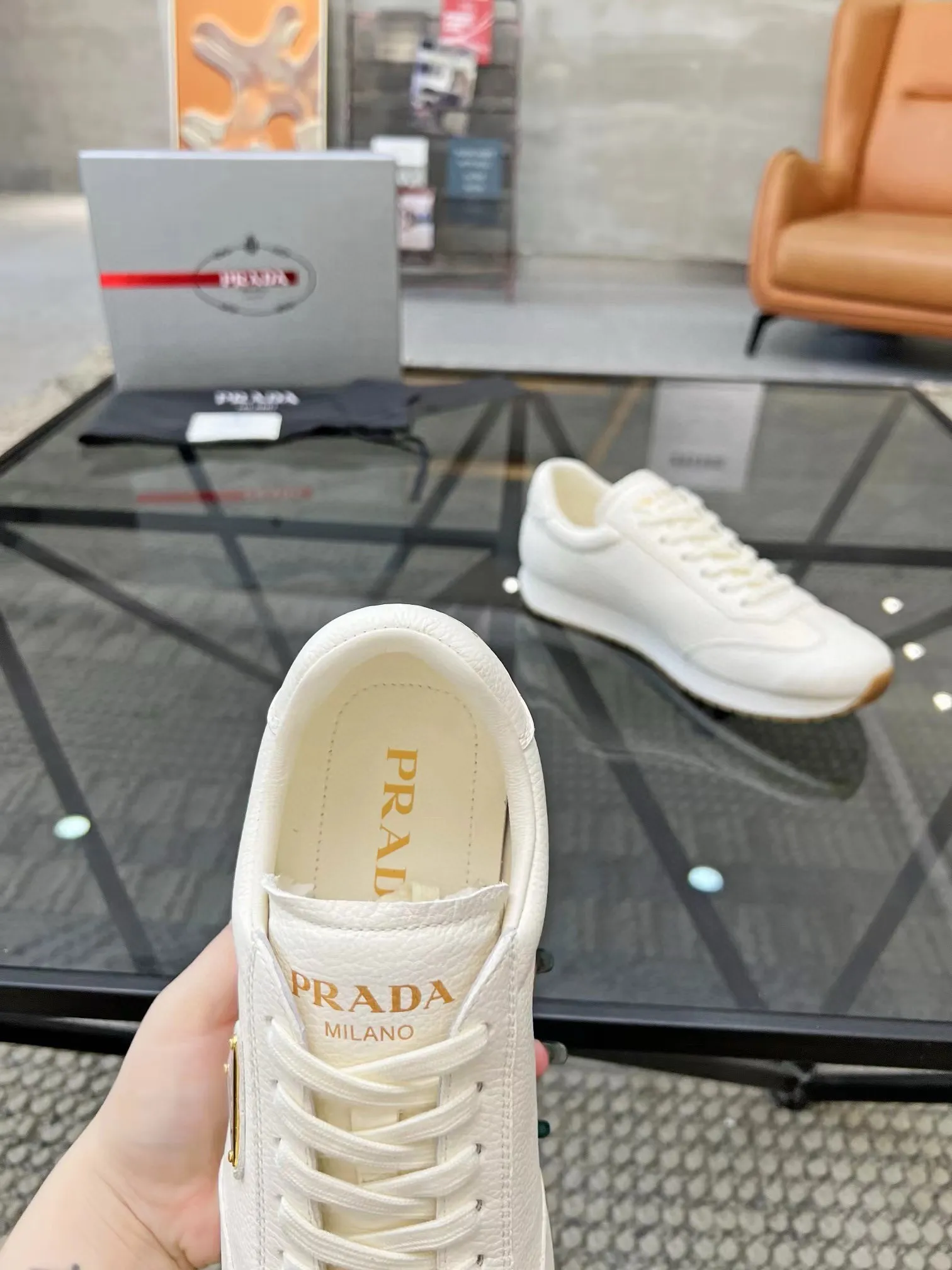 Factory price: 400💰Prada new men's leather sports shoes, the highest version on the market, any comparison is welcome🆚! The original leather has excellent texture and is super high-end! Fetal sheep net lining imported from Italy, removable pad! Luxurious materials and fine workmanship, highly recommended! Code number: 38-44, customized 45